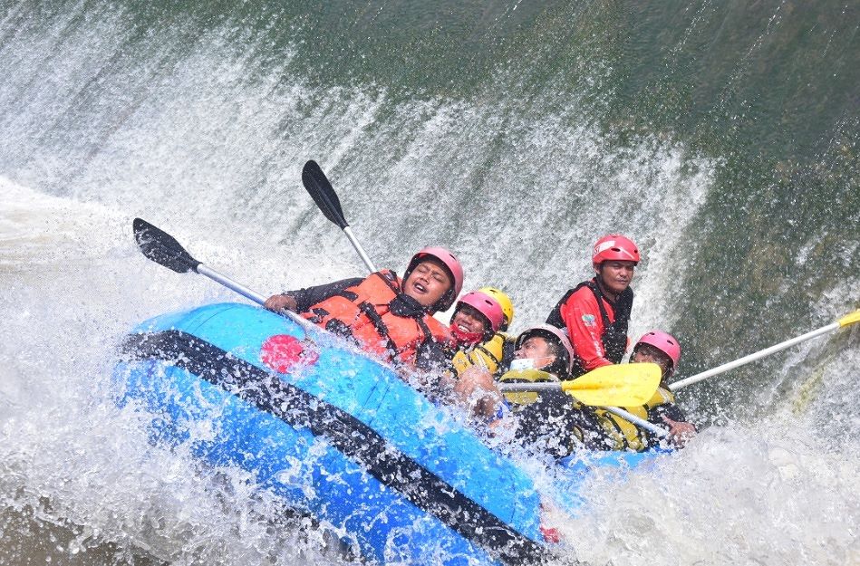 PT WIKA Jajal Keseruan Wisata Rafting Sungai Cisadane bersama Outbound Offroad