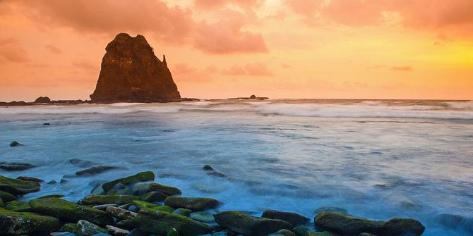 5 Pantai Terkenal Berselimut Misteri di Dunia