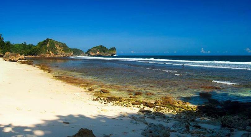 Menikmati Laut Lepas dari Pantai Karang Tengkorak