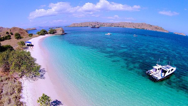 Pantai Merah Muda (Pink Beach) di Pulau Komodo