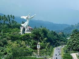 UNIKNYA MONUMEN YESUS DI MENADO