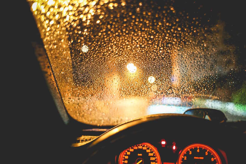 Cara Menghilangkan Kaca Mobil Berembun