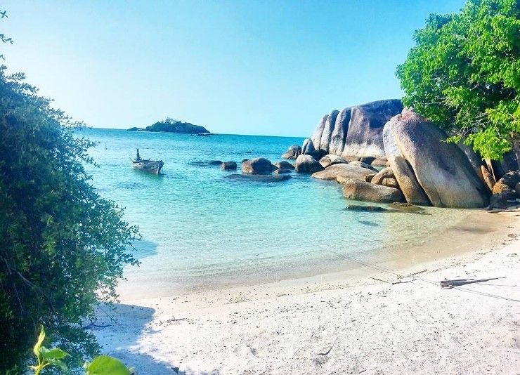 Pantai Tanjung Tinggi, Destinasi Wisata Favorit di Belitung
