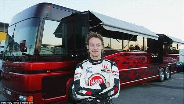 Bus Supermewah Ini Dilengkapi Garasi Mobil Serta Fasilitas Ala Hotel