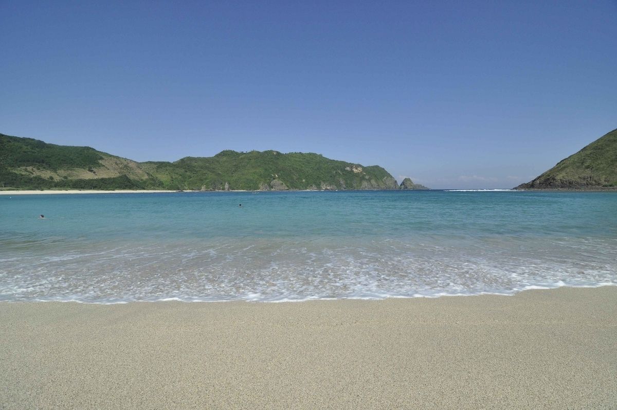 Pantai Mawun Surga Wisata Komplit di Nusa Tenggara Barat