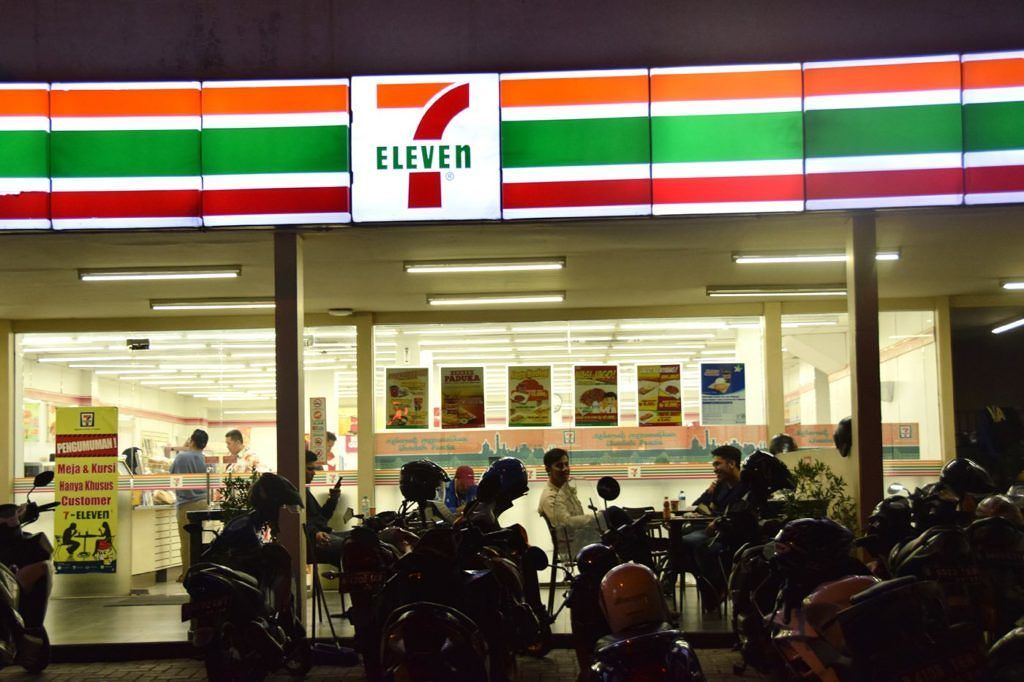 6 Convenience Store Jakarta Yang Pernah Jadi Tempat Nongkrong Favorit