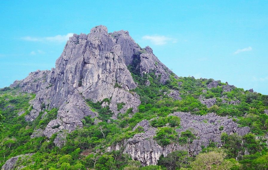 Sensasi Mendaki Batuan Nyaris Vertikal di Gunung Fatule'u