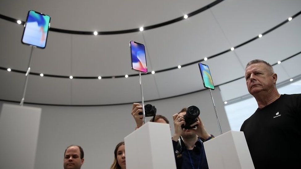Apple iPhone X yang mahal dan canggih, apa reaksi media?