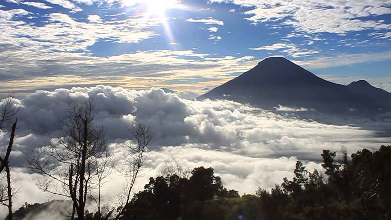 5 Gunung Terindah di Indonesia Ini Siap Menanti Pendakianmu