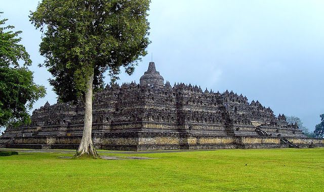 15 Tempat Bersejarah di Indonesia yang Wajib Kamu Ketahui