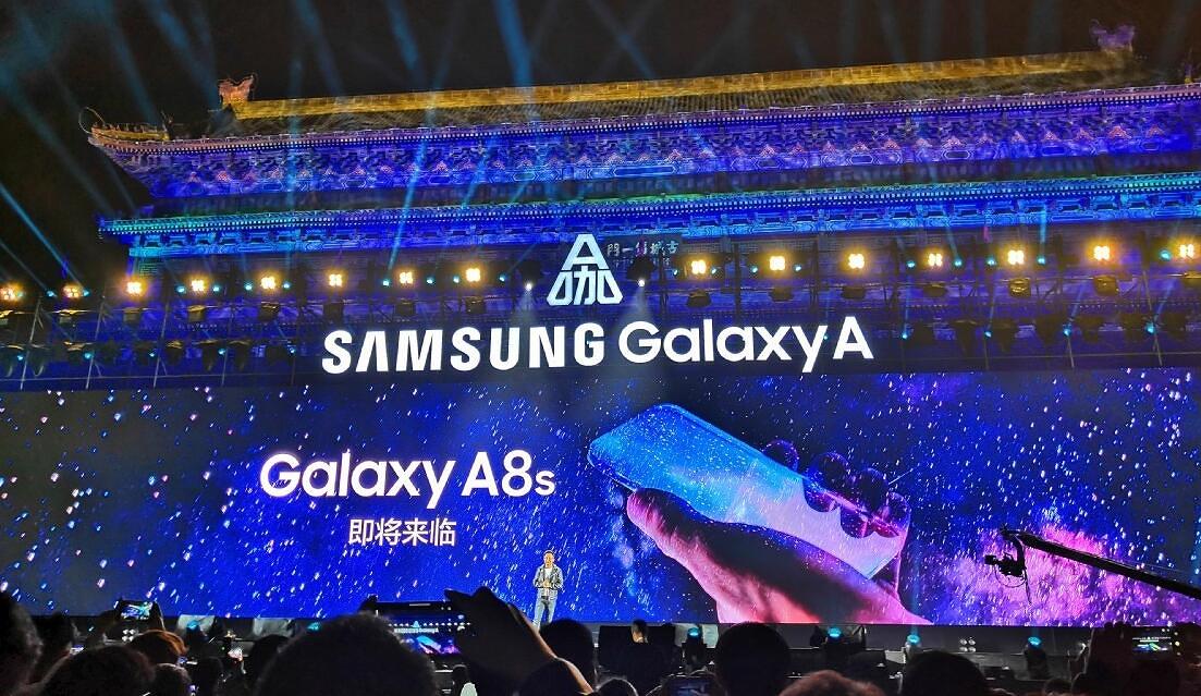Galaxy A8s Jadi Smartphone Samsung Pertama dengan Infinity-U