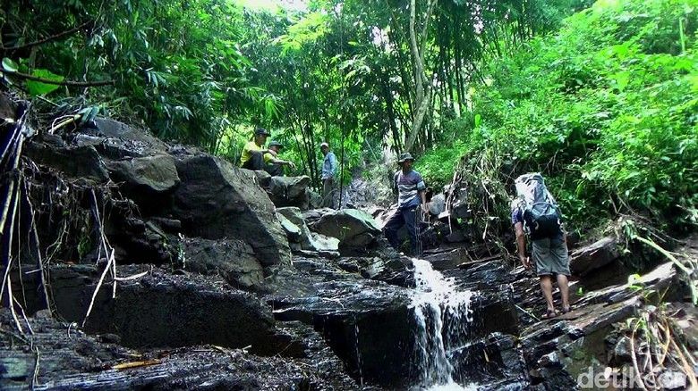 Struktur Batu Mirip Candi Ditemukan Warga di Lereng Anjasmoro