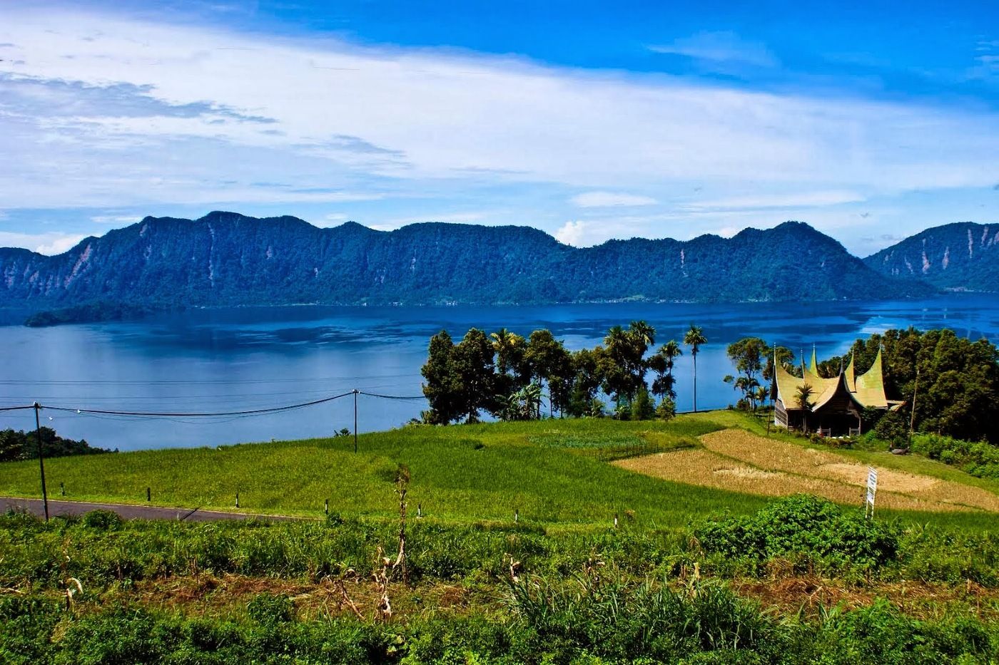 Eloknya Danau Maninjau