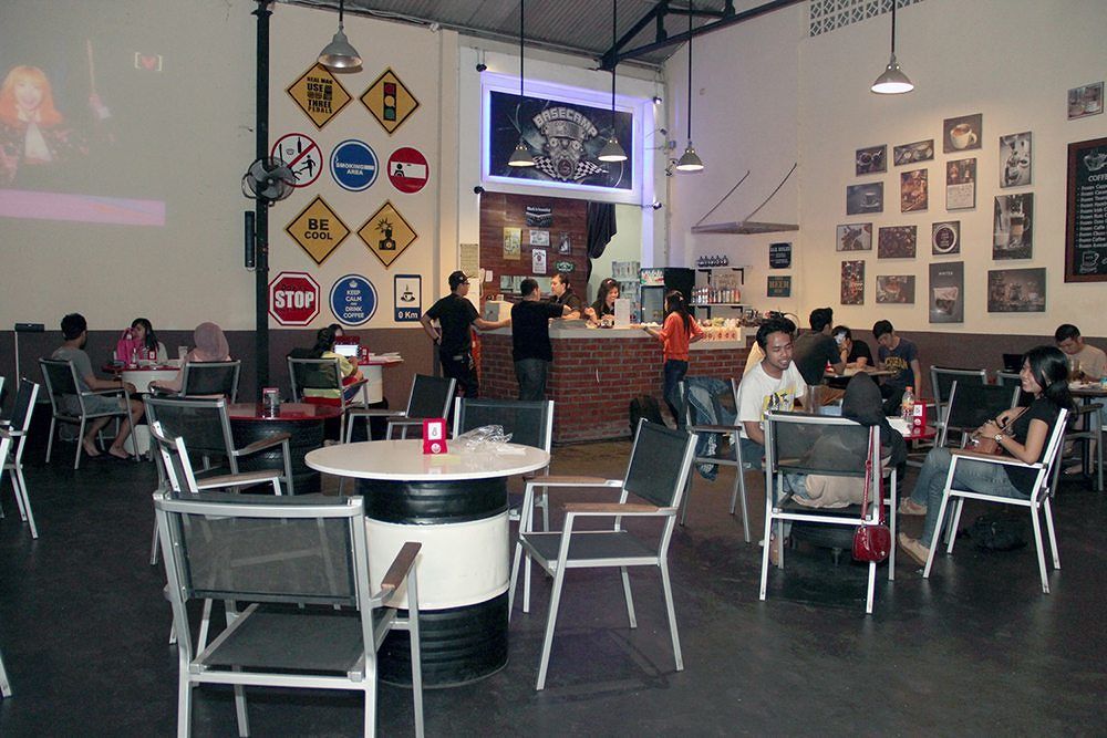 KULINER Gemar Otomotif dan Suka Nongkrong? Nikmatin Suasana Bengkel ala Basecamp Cafe!
