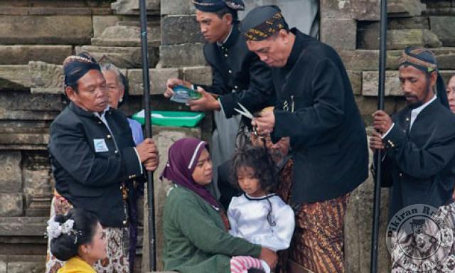 Tradisi Cukur Rambut Gimbal di Dieng