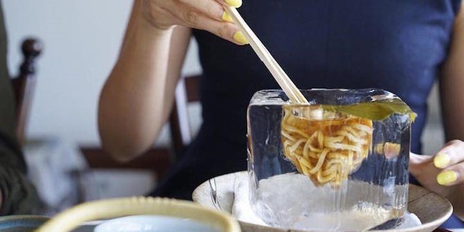 Ramen Dingin yang Disajikan di Mangkuk Es