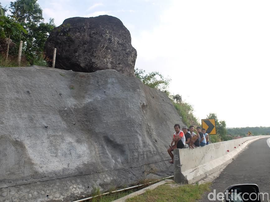 Misteri Batu Bleneng di Tol Cipali