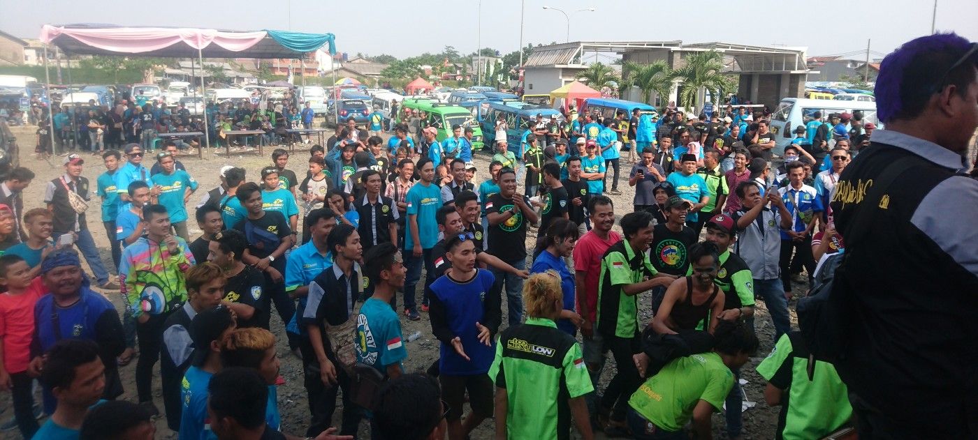 Ratusan Angkot Sexy se-Jabodetabek Padati Halaman parkir water park