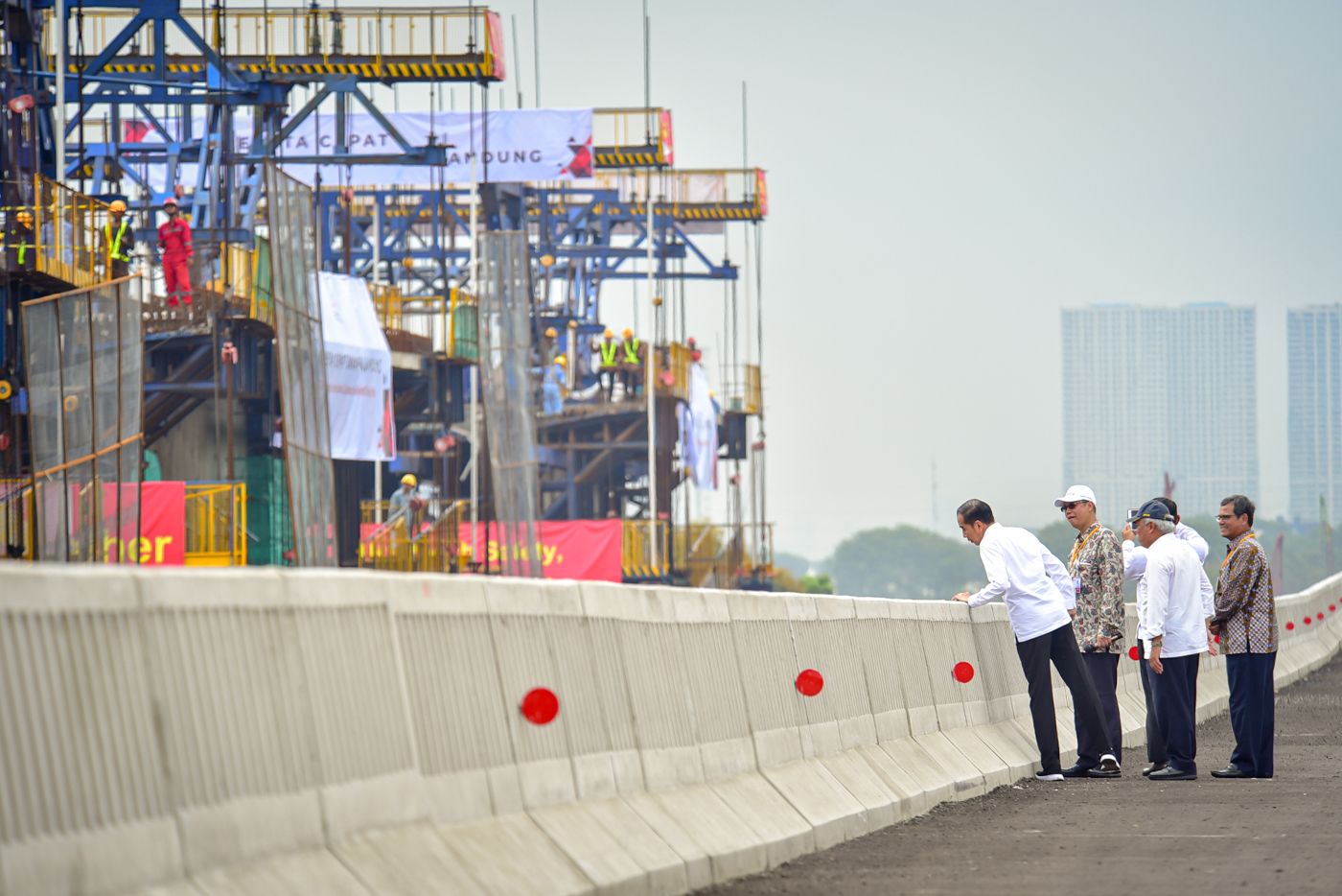 Tidak Terhambat Lahan, Presiden Jokowi Optimistis Kereta Cepat Jakarta-Bandung dan LRT Selesai Akhir 2021