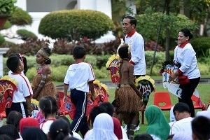 Presiden Jokowi Bermain Dengan Anak-Anak Dalam #JamMainKita