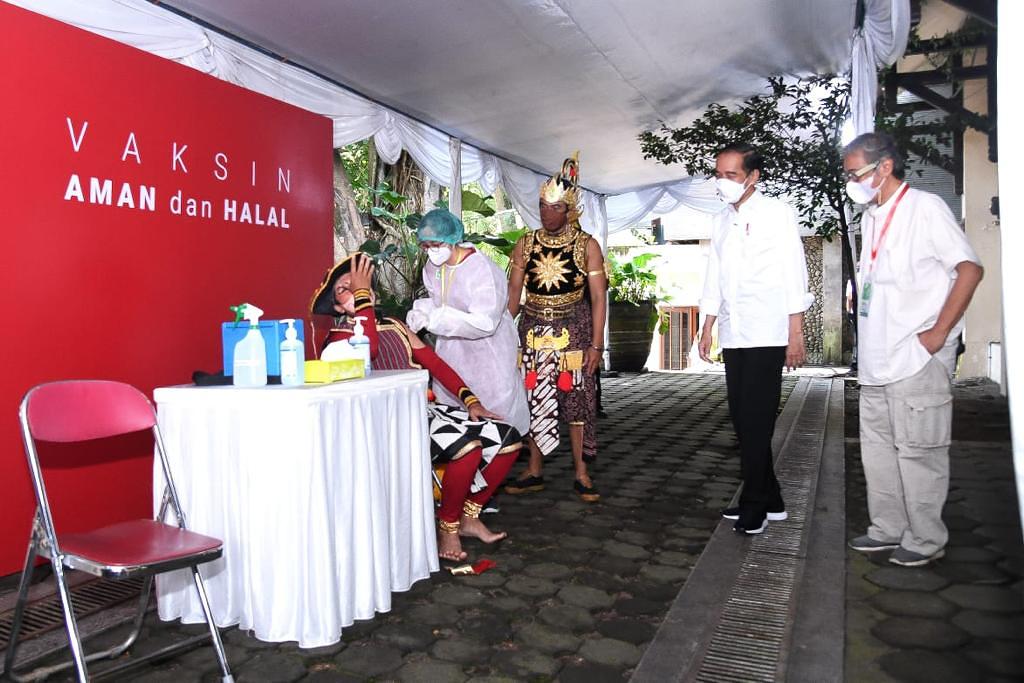 Di Yogyakarta, Sang Petruk dan Gatotkaca Ikuti Vaksinasi COVID-19 serta Taati Protokol Kesehatan