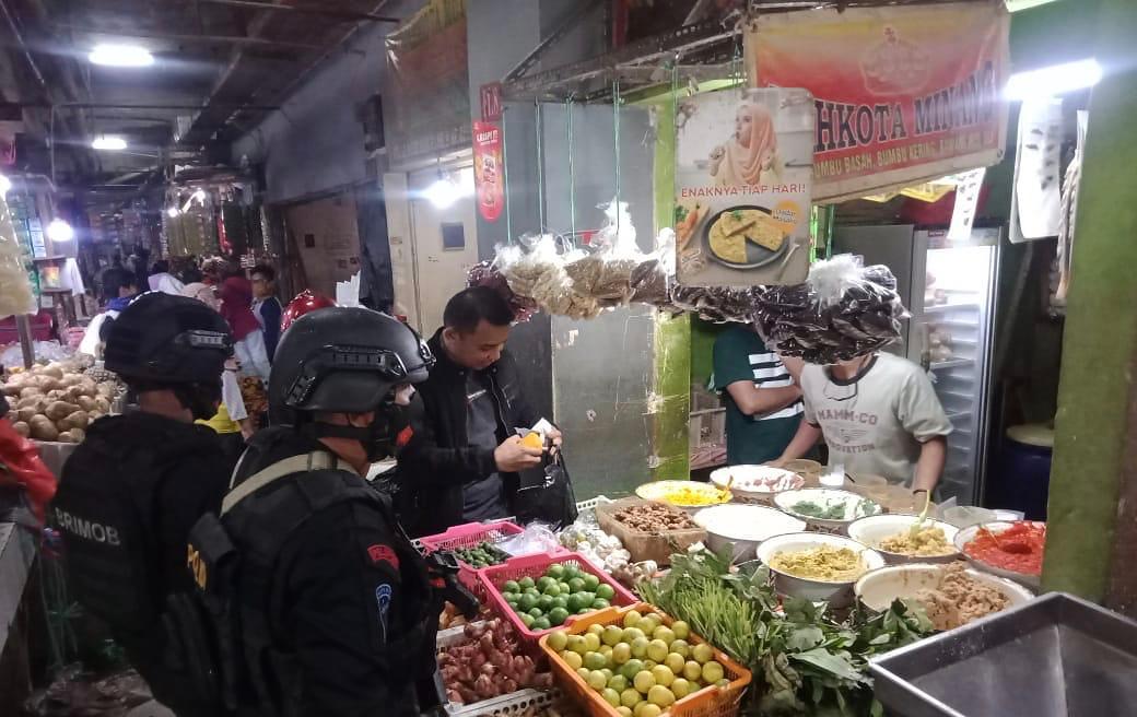 Sambangi Pedagang Di Pasar Satgas Aman Nusa II Satbrimob Polda Jabar Himbau Gunakan Protokol Kesehatan Saat Berdagang