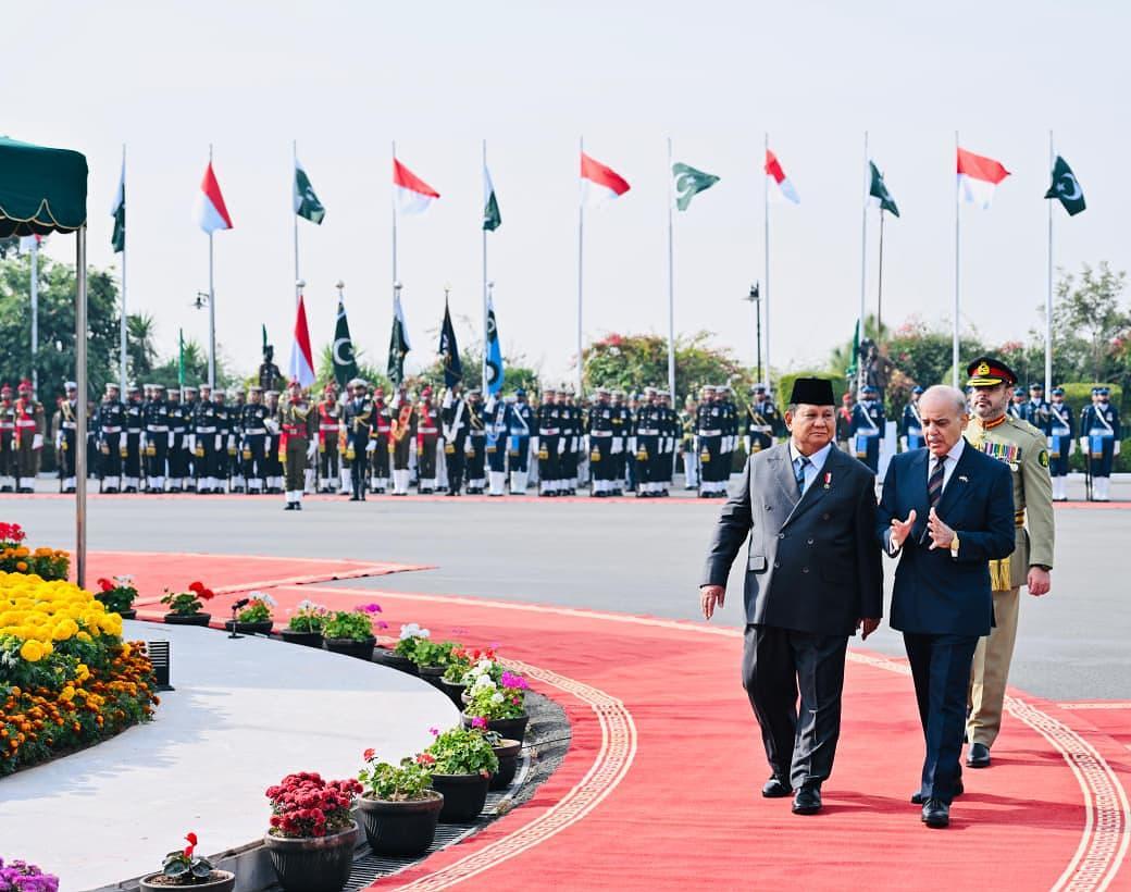 Presiden Prabowo Disambut Hangat PM Shehbaz Sharif dalam Upacara Kenegaraan di Islamabad