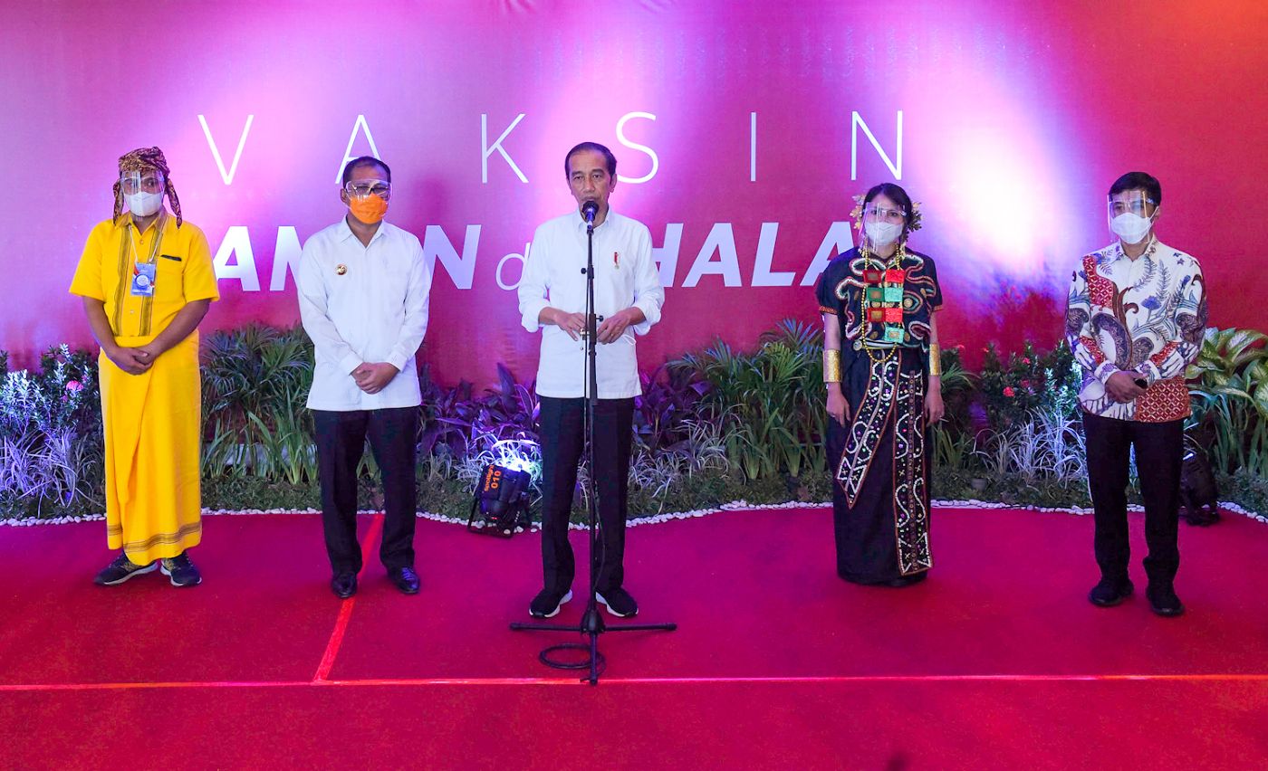 Presiden Jokowi Tinjau Vaksinasi Massal COVID-19 Bagi Guru di Makassar, Sulsel.