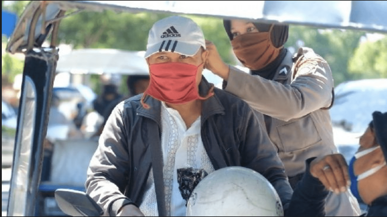 HUT Polwan, Polres Jakarta Barat Bagikan Masker ke Pengguna Jalan