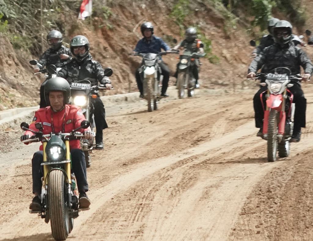 Jajal Dengan Motor, Presiden Jokowi Mengaku Puas Dengan Pembangunan Jalan Perbatasan Kalimantan
