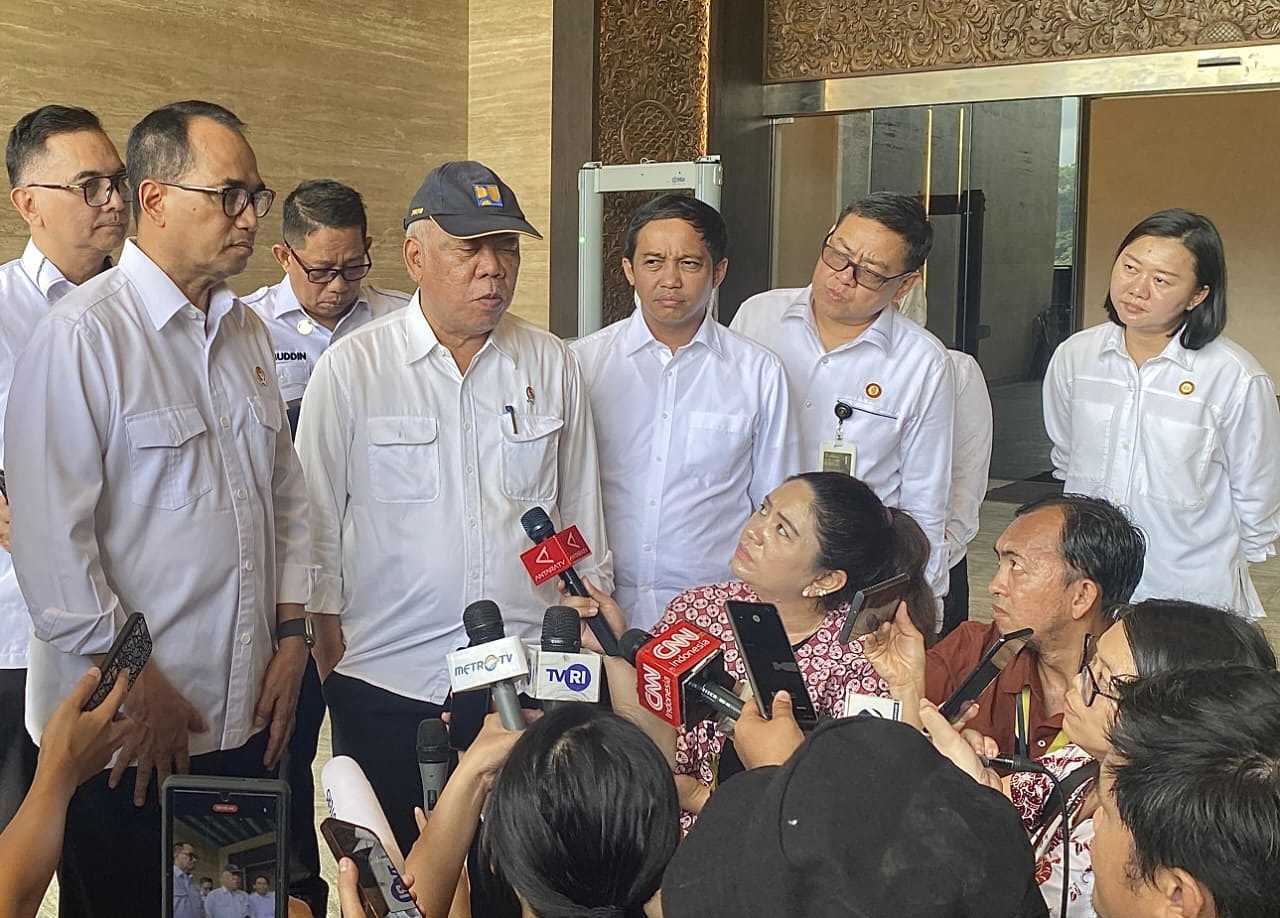 Presiden Jokowi Bertemu Jajaran OIKN dan Menteri Perhubungan di Istana Garuda.