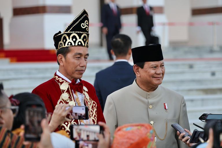 Menhan Prabowo Dampingi Presiden Jokowi Saat Upacara Penurunan Bendera HUT ke-79 RI di IKN