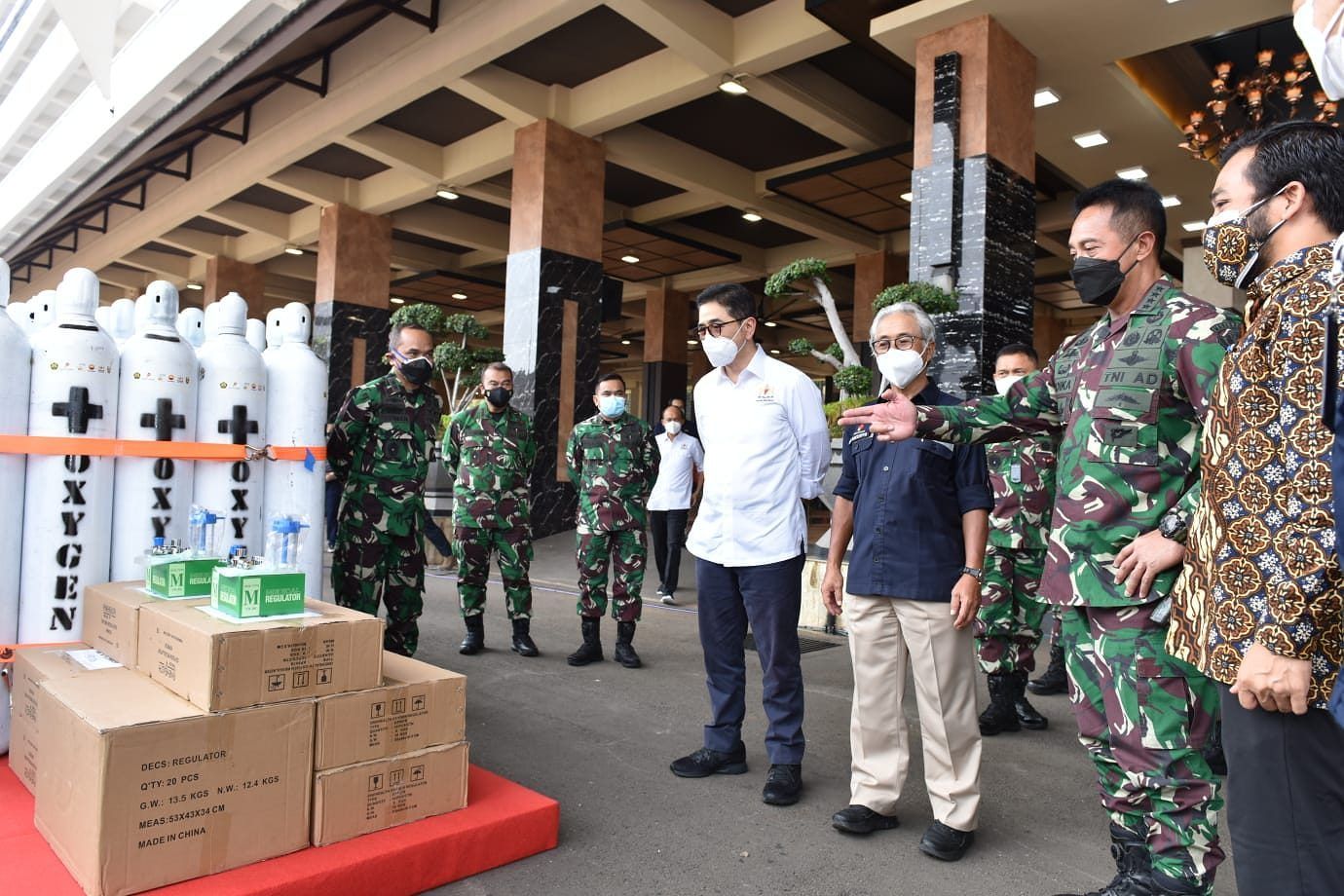 TNI AD Terima 380 Tabung Oksigen Dari SKK Migas dan Kadin