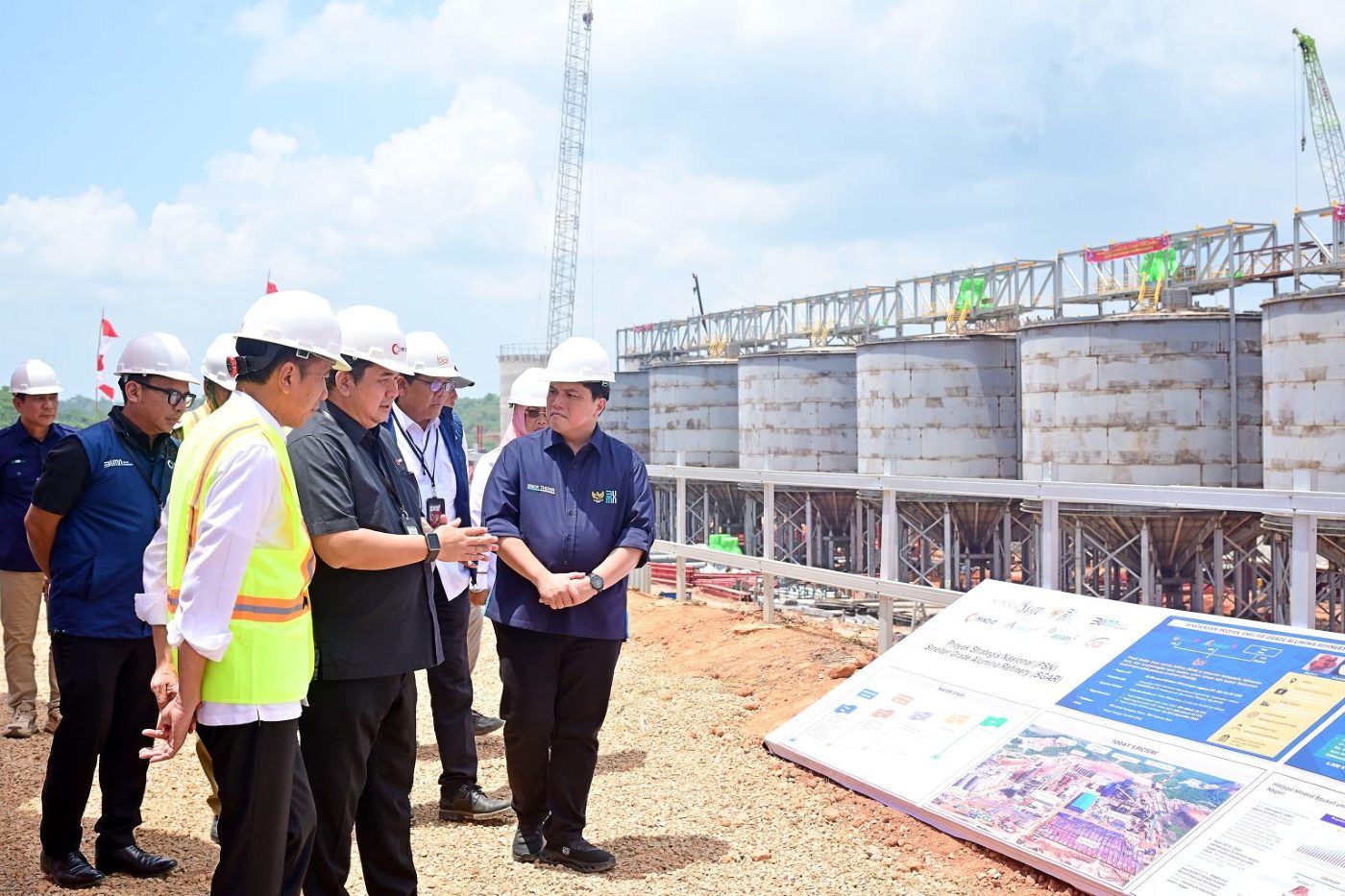 Presiden Jokowi Tinjau Proyek Hilirisasi di Smelter Grade Alumina Refinery Mempawah.
