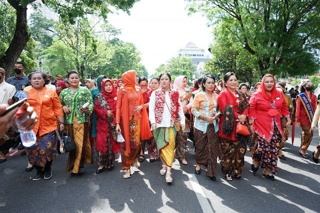 Turut Lestarikan Batik, Puan Ikuti Parade Kebaya di Solo