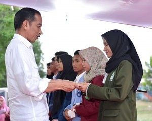 Presiden Jokowi Serahkan Beasiswa kepada 5.144 Mahasiswa Terdampak Gempa di Lombok