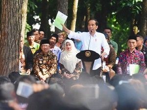 Presiden Jokowi Serahkan SK Perhutanan Sosial 13.900 Ha Untuk Rakyat