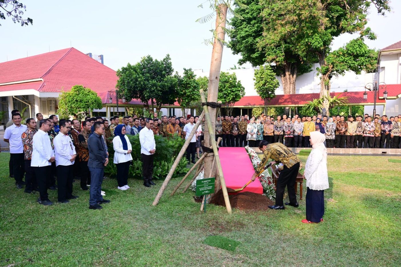 Presiden Jokowi dan Ibu Iriana Tanam Pohon di Halaman Istana Kepresidenan Jakarta .