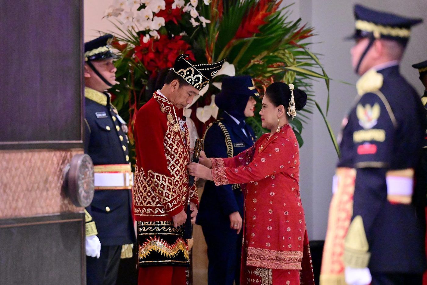 Presiden Jokowi Tampil dengan Pakaian Adat Banjar pada Upacara Penurunan Bendera di IKN.