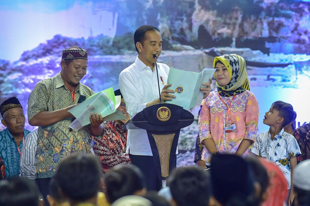 Presiden Jokowi Serahkan 2020 Sertifikat di Gresik 