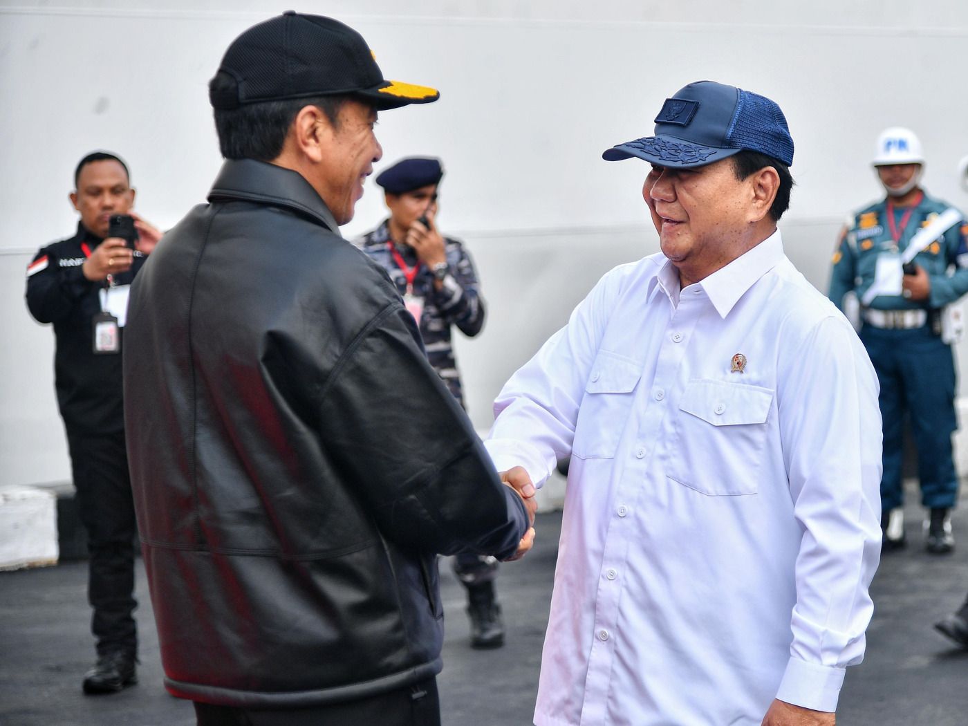 Menhan Prabowo Dampingi Presiden Jokowi di Penyematan Brevet Hiu Kencana dan Sailing Pass Alutsista TNI AL