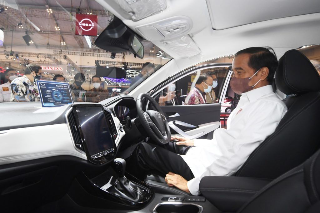 Jajal Mobil Listrik, Presiden Dorong Pembangunan Ekosistem Mobil Listrik.