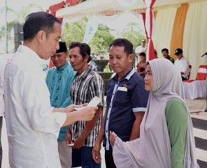Presiden Jokowi Serahkan Bantuan Pembangunan Rumah Korban Gempa Lombok