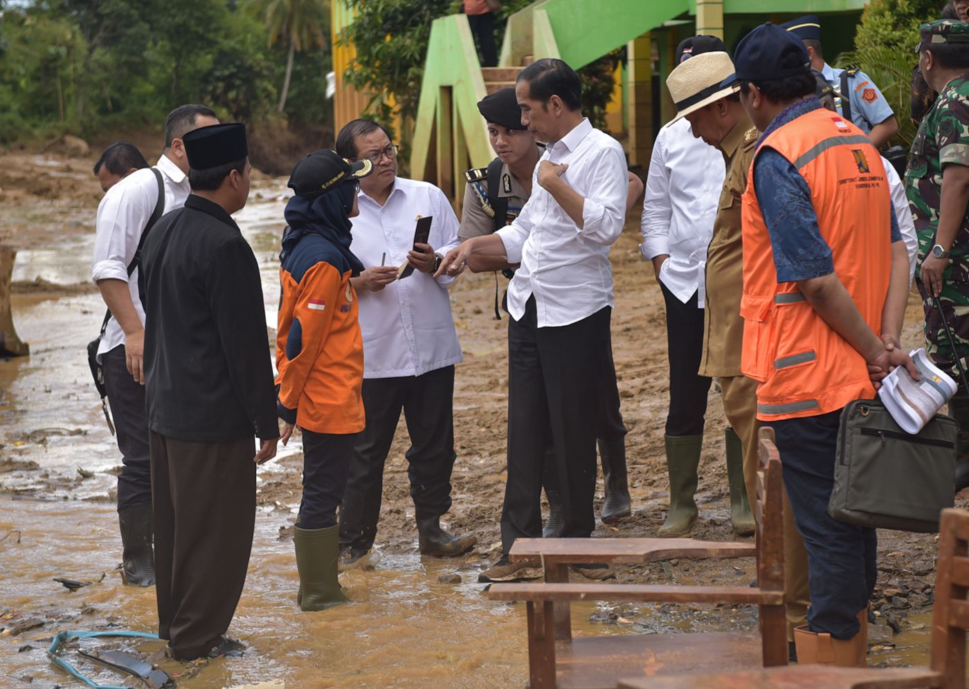 Tinjau Lokasi Bencana di Lebak, Presiden Jokowi Perintahkan Segera Perbaiki 30 Jembatan dan 19 Sekolah Rusak 