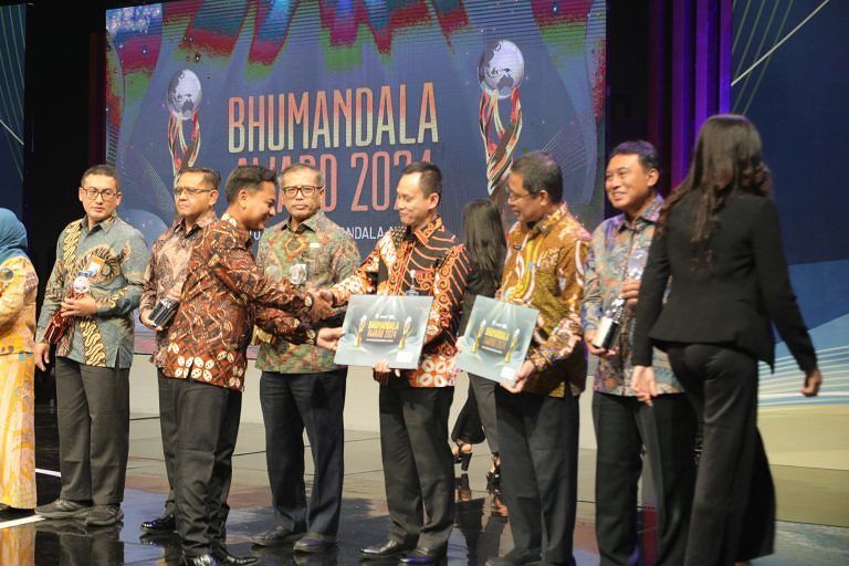 Penghargaan Pendatang Baru Terbaik Bhumandala Nawasena 2024 Kategori Penyelenggaraan Informasi Geospasial Tematik diterima oleh Kementerian Pertahanan. Direktur Jenderal Strategi Pertahanan Kementeria