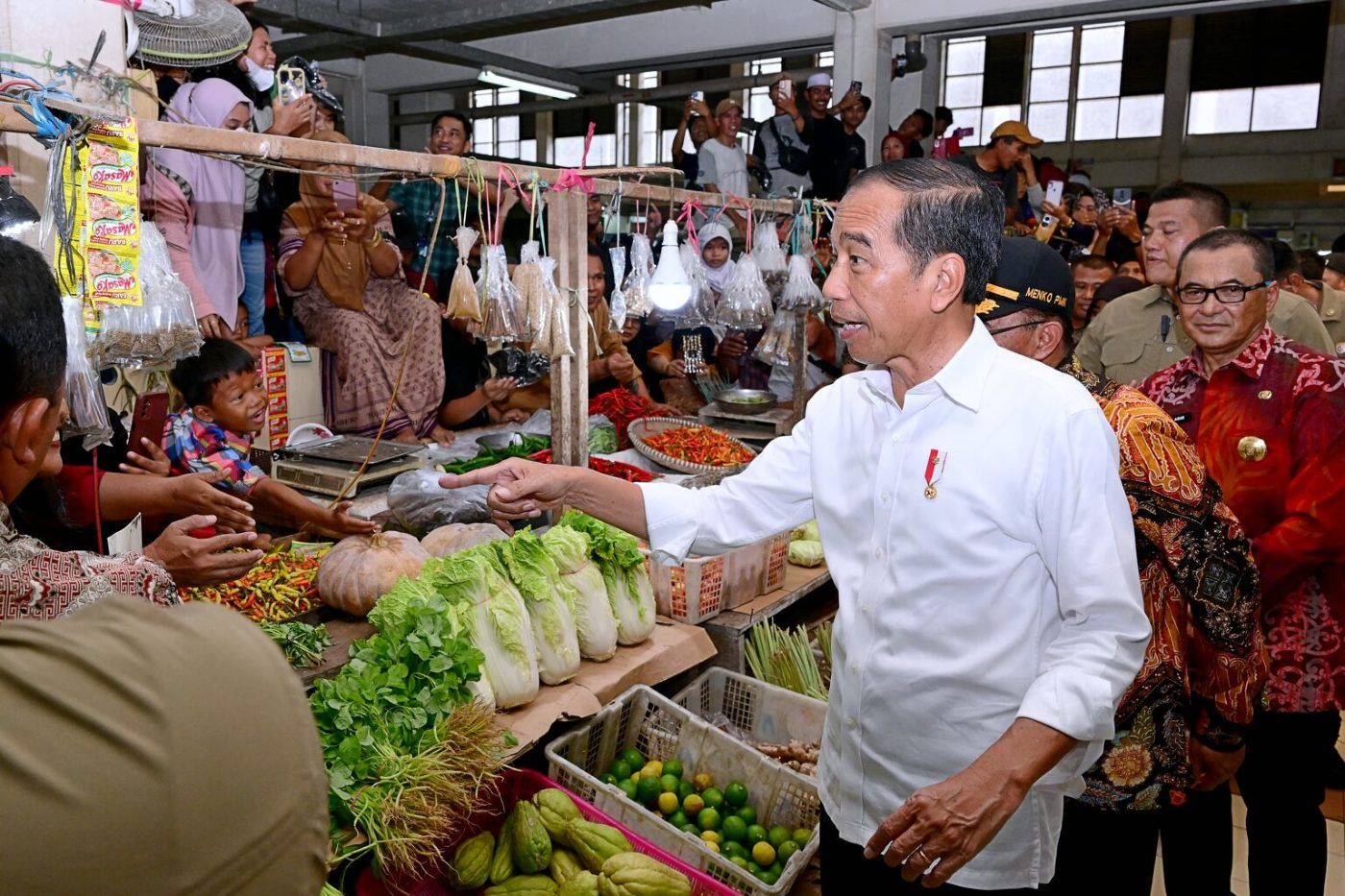 Kunjungi Pasar Sanggam Adji Dilayas, Presiden Jokowi Sapa Pedagang dan Masyarakat