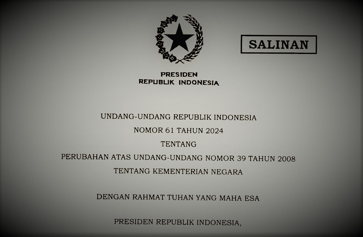 Presiden Joko Widodo Sahkan UU 61/2024 tentang Perubahan UU 39/2008 tentang Kementerian Negara.