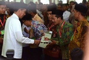 Presiden Jokowi Serahkan 253 Serifikat Wakaf di Ngawi