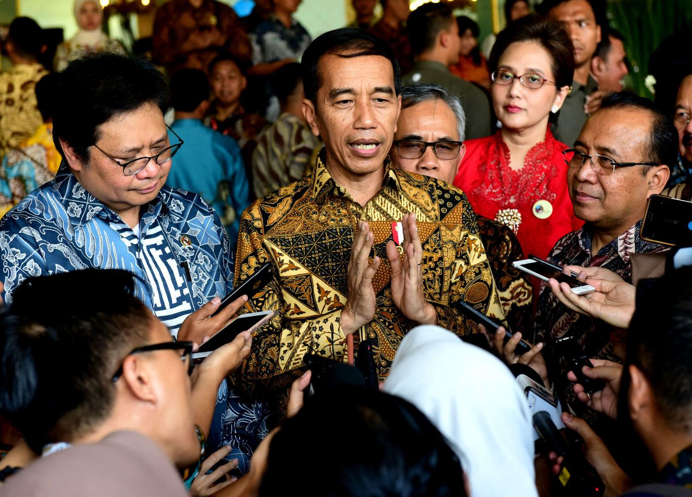 Presiden Jokowi Akui Relawan Usulkan Pelantikan Dimajukan Tanggal 19 Oktober  Sumber: https://setkab.go.id/presiden-jokowi-akui-relawan-usulkan-pelantikan-dimajukan-tanggal-19-oktober/