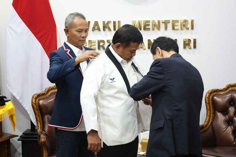 Wamenhan M. Herindra Terima Penyematan serta Penganugerahan DAN Kehormatan Sabuk Hitam dari Taekwondo Indonesia